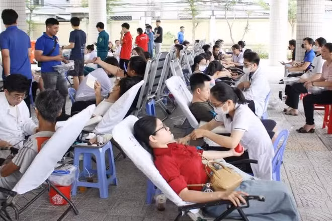 Đông đảo người dân, thanh niên đến hiến máu tình nguyện.