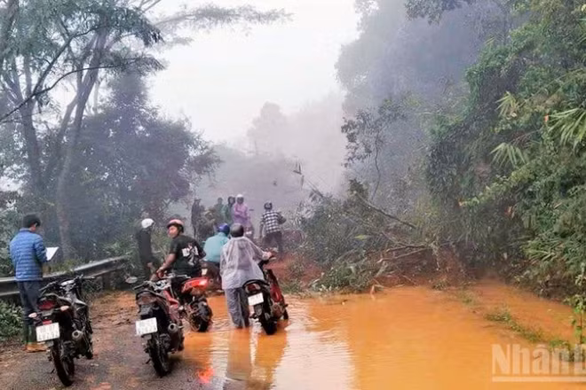 Điểm sạt lở nghiêm trọng trên đèo Gia Bắc xảy ra sáng 4/12 tại Km53, Quốc lộ 28.