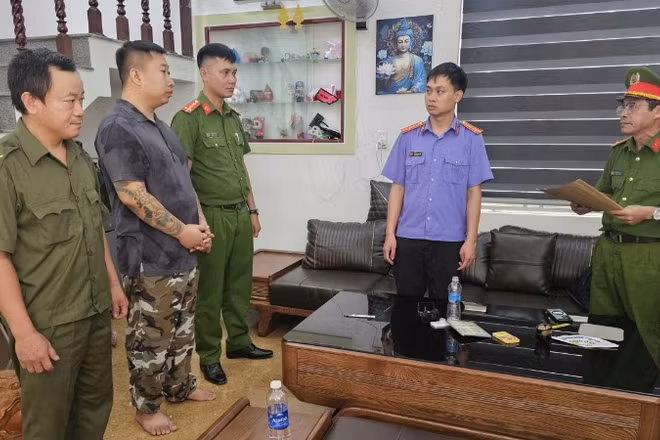Cơ quan chức năng ra quyết định tạm giữ người trong trường hợp khẩn cấp đối với Phạm Duy. (Ảnh: Công an Quảng Trị)