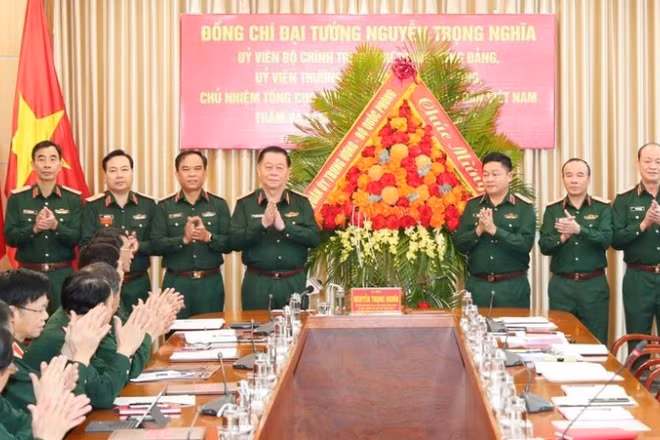 Đại tướng Nguyễn Trọng Nghĩa, Ủy viên Bộ Chính trị, Bí thư Trung ương Đảng, Chủ nhiệm Tổng cục Chính trị Quân đội Nhân dân Việt Nam tặng hoa chúc mừng Học viện Chính trị nhân kỷ niệm 43 năm Ngày Nhà giáo Việt Nam. (Ảnh: TRỌNG ĐỨC/TTXVN)
