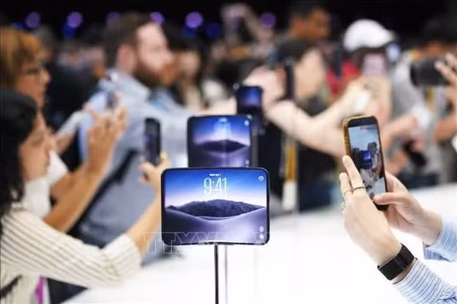Tập đoàn Apple giới thiệu mẫu điện thoại gập đầu tiên của hãng iPhone Duo tại trụ sở Apple Park ở Cupertino, bang California, Mỹ, ngày 9/9/2026. (Ảnh minh họa: THX/TTXVN)
