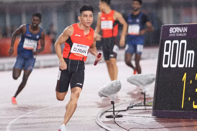 Lượt chạy vòng loại 4x400m tiếp sức nam của VĐV Trần Đình Sơn. (Ảnh: BÙI LƯỢNG)
