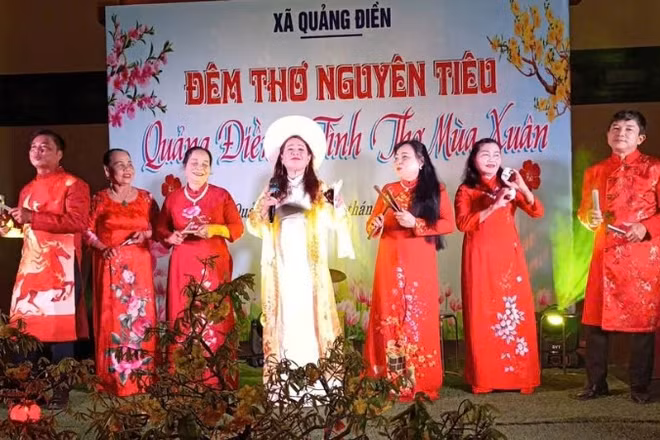 Đêm thơ thu hút sự tham gia biểu diễn, trình diễn thơ-nhạc của nhiều nghệ sĩ thành phố Huế.