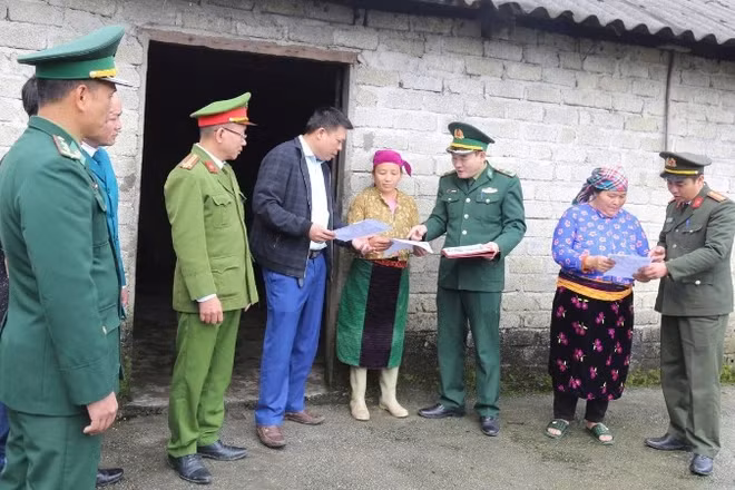 Lực lượng công an, bộ đội biên phòng đẩy mạnh tuyên truyền bầu cử tại các xã biên giới Tùng Vài, tỉnh Tuyên Quang.