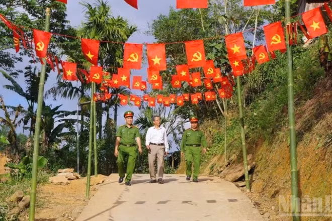 Không khí chuẩn bị cho ngày hội lớn của toàn dân đang rộn ràng khắp các thôn, khu dân cư trên địa bàn xã biên giới Avương. 