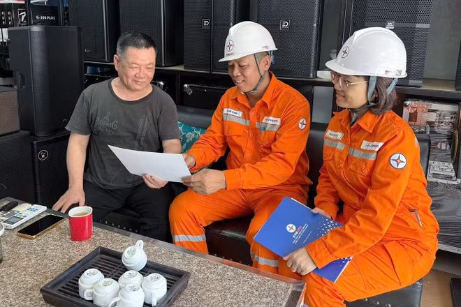 Gia đình ông Hoàng Thanh Bình, Tổ dân phố Tân Quang 7, phường Minh Xuân được cán bộ Công ty Điện lực Tuyên Quang đến tuyên truyền cách sử dụng điện tiết kiệm mùa nắng nóng.