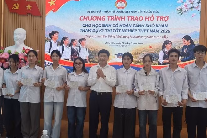 Đồng chí Mùa A Vảng, Ủy viên dự khuyết Trung ương Đảng, Phó Bí thư Tỉnh ủy, Chủ tịch Ủy ban Mặt trận Tổ quốc Việt Nam tỉnh Điện Biên trao kinh phí hỗ trợ học sinh nghèo, hoàn cảnh khó khăn trước kỳ thi.