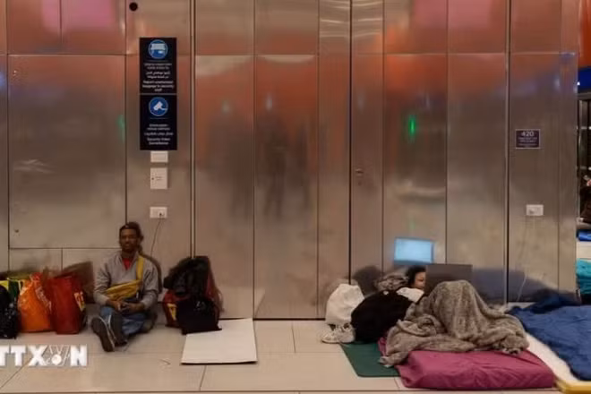 Người dân trú ẩn để tránh các cuộc tấn công tại Tel Aviv, Israel. (Ảnh: THX/TTXVN)