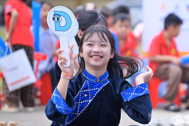 Học sinh xã Nghĩa Tá (tỉnh Thái Nguyên) tham gia cuộc thi "Rung chuông vàng" trong chặng đầu tiên của Hành trình "Lớp học reo vui". (Ảnh: LINH PHAN)