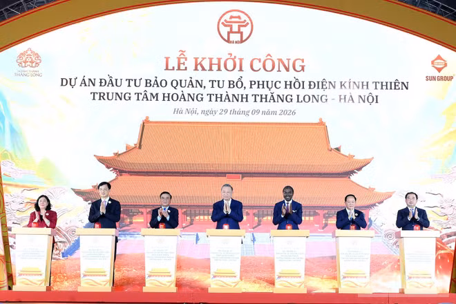 Tổng Bí thư, Chủ tịch nước Tô Lâm và các đại biểu thực hiện nghi thức khởi công Dự án đầu tư bảo quản, tu bổ, phục hồi Điện Kính Thiên. (Ảnh: ĐĂNG KHOA)