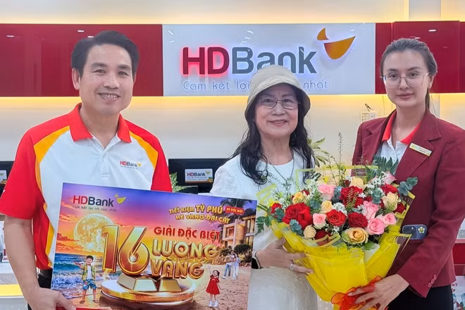 Khách hàng Mã Tiếp Ngân (giữa) bất ngờ khi trúng giải thưởng cao nhất của chương trình. (Ảnh: HDBank)