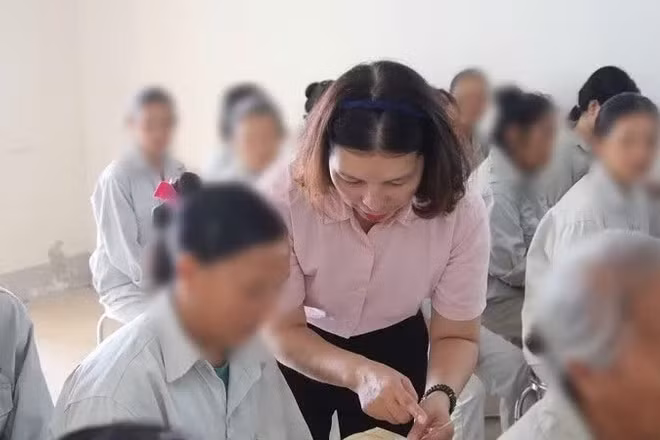 Cán bộ tín dụng Ngân hàng Chính sách xã hội tỉnh Điện Biên tư vấn các chính sách hỗ trợ vay vốn cho người sau cai nghiện ma túy tại Điện Biên.