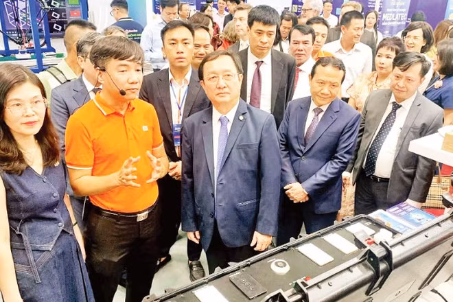 Các nhà khoa học tham quan khu trưng bày sản phẩm công nghệ tại sự kiện Kết nối công nghệ và Đổi mới sáng tạo Việt Nam.