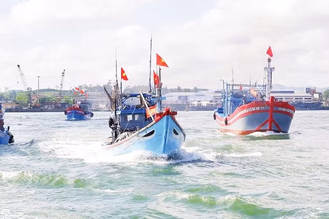 Đội tàu cá của ngư dân thành phố Đà Nẵng vươn khơi khai thác hải sản. (Ảnh: LAN ANH)