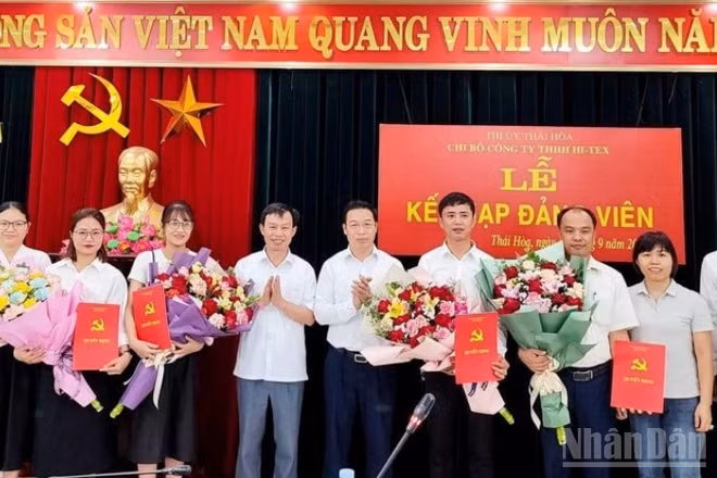Lễ kết nạp đảng viên tại Chi bộ Công ty TNHH Hi-Tex.