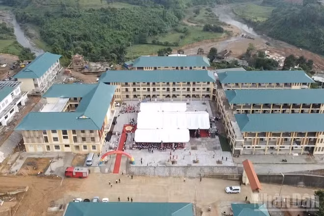Trường phổ thông nội trú tiểu học và trung học cơ sở Đakrông được đầu tư xây dựng khang trang, hiện đại. (Ảnh: HIẾU MINH)