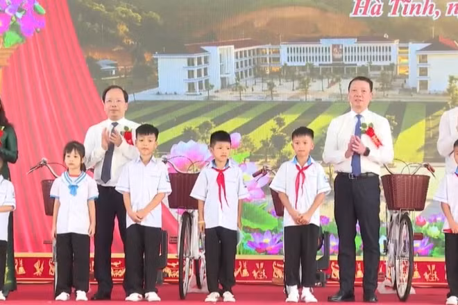 Các đồng chí lãnh đạo tỉnh Hà Tĩnh tặng quà các em học sinh nghèo vượt khó tại Lễ khánh thành Trường phổ thông nội trú tiểu học và trung học cơ sở Sơn Kim 1. (Ảnh: NT)