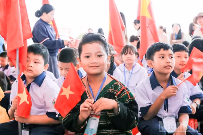 Học sinh Trường nội trú biên giới Thuận An, xã Thuận An, tỉnh Lâm Đồng hân hoan bước vào năm học mới 2026-2027. (Ảnh: MAI NGUYỄN)