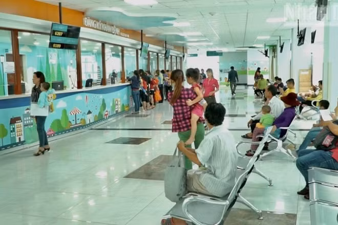Trẻ em đến thăm khám tại Bệnh viện Nhi đồng Thành phố.