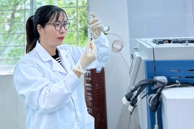 Cán bộ Viện Khoa học công nghệ Năng lượng và Môi trường (Viện Hàn lâm Khoa học và Công nghệ Việt Nam) kiểm tra kết quả mẫu nước mạ sau khi xử lý bằng công nghệ màng lọc thẩm thấu thuận hiệu năng cao. (Ảnh: Thảo Thanh) 