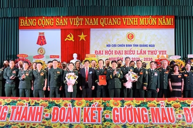Lãnh đạo tỉnh Quảng Ngãi và Hội Cựu chiến binh Việt Nam trao quyết định, tặng hoa chúc mừng Ban Chấp hành Hội Cựu chiến binh tỉnh Quảng Ngãi nhiệm kỳ 2025-2030.