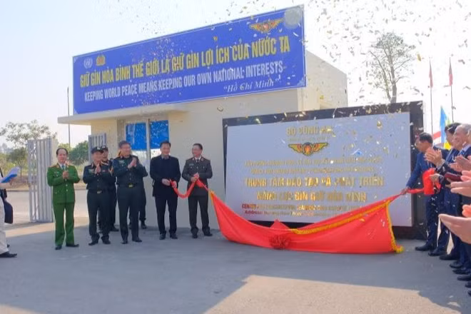 Cắt băng khánh thành và gắn biển trụ sở Trung tâm Đào tạo và Phát triển năng lực gìn giữ hòa bình Bộ Công an.