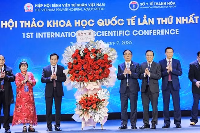 Bộ Y tế tặng hoa chúc mừng Hiệp hội Bệnh viện tư nhân Việt Nam.