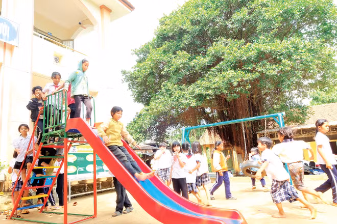 Học sinh Trường tiểu học Đắk Á vui chơi tại sân chơi do thanh niên tình nguyện tặng.