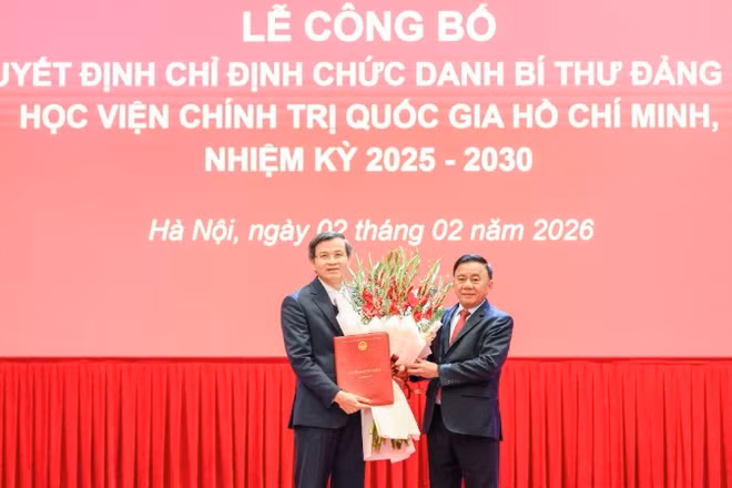 Đồng chí Trần Cẩm Tú, Ủy viên Bộ Chính trị, Thường trực Ban Bí thư, Bí thư Đảng ủy các Cơ quan Đảng Trung ương trao Quyết định chỉ định đồng chí Đoàn Minh Huấn giữ chức Bí thư Đảng ủy Học viện Chính trị quốc gia Hồ Chí Minh nhiệm kỳ 2025-2030. (Ảnh: THẾ ĐẠI)