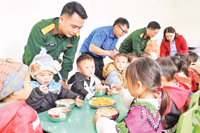 Bữa trưa ấm áp tại điểm trường Hoàng Lao Chải, Trường mầm non Thàng Tín, xã Thàng Tín, tỉnh Tuyên Quang.