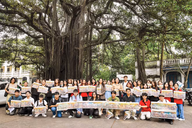 Các bạn trẻ Gen Z hào hứng xếp hàng nhận phụ san tranh panorama “Chiến dịch Điện Biên Phủ” của Báo Nhân Dân. (Ảnh: THÀNH ĐẠT)