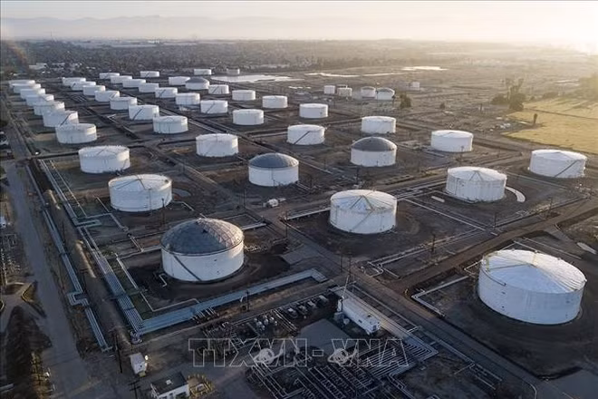 Kho dự trữ dầu ở Carson, California (Mỹ). (Ảnh: CNN/TTXVN)
