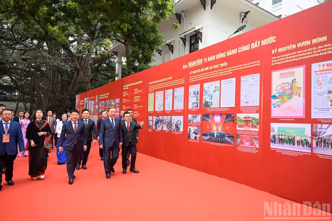 Tổng Bí thư Tô Lâm và các đồng chí lãnh đạo Đảng, Nhà nước tham quan trưng bày Báo Nhân Dân 75 năm đồng hành cùng đất nước. (Ảnh: DUY LINH)