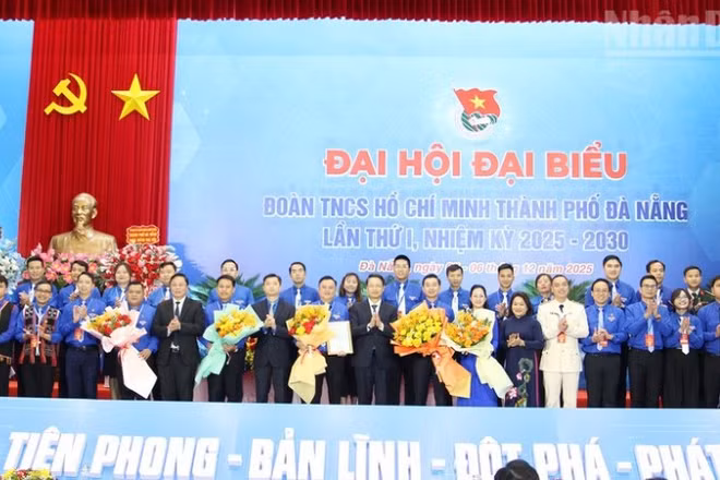 Lãnh đạo Thành phố Đà Nẵng và Trung ương Đoàn tặng hoa chúc mừng Ban chấp hành khóa mới.