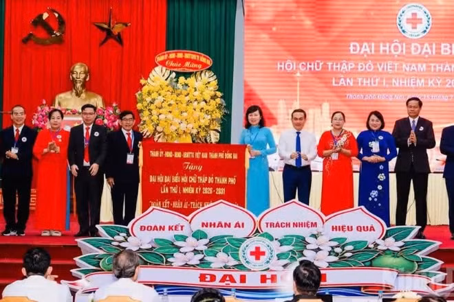 Phó Bí thư Thành ủy, Chủ tịch Ủy ban Mặt trận Tổ quốc Việt Nam thành phố Đồng Nai Huỳnh Thị Hằng trao bức trướng của Thành ủy, Hội đồng nhân dân, Ủy ban nhân dân, Ủy ban Mặt trận Tổ quốc Việt Nam thành phố tặng Đại hội.