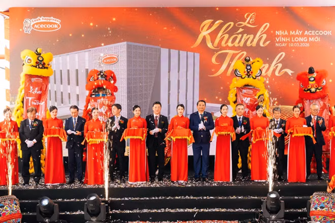 Các đại biểu và ban lãnh đạo Công ty tham gia nghi thức khánh thành nhà máy Acecook Vĩnh Long. 