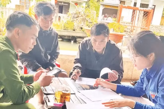 Tổ lưu động thu thập thông tin về đất đai. (Ảnh: CÔNG VINH)