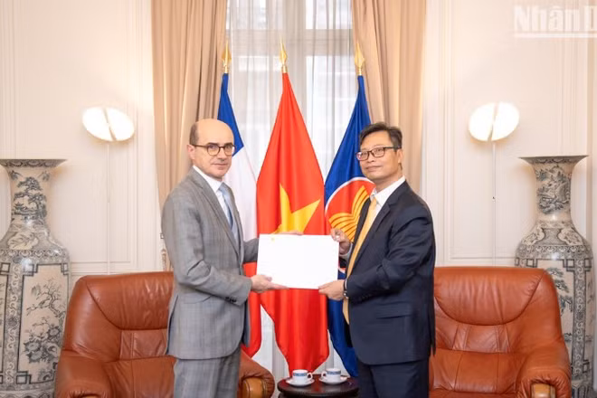 Đại sứ đặc mệnh toàn quyền Việt Nam tại Cộng hòa Pháp Trịnh Đức Hải trao bản sao Quốc thư của Chủ tịch nước Lương Cường cho ông Mathieu Carmona, Phó Cục trưởng Cục Lễ tân, Bộ châu Âu và Ngoại giao Pháp.