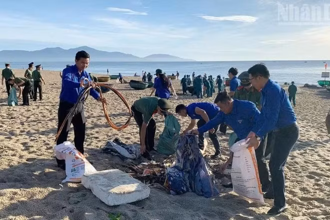 Đoàn viên, thanh niên dọn rác tại bãi biển Tân Trà (phường Ngũ Hành Sơn).
