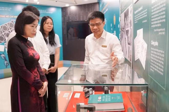 Các nhà khoa học tham quan Bảo tàng Di sản các nhà khoa học Việt Nam tại tỉnh Phú Thọ.