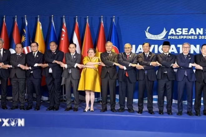 Bộ trưởng Ngoại giao Lê Hoài Trung chụp ảnh chung với Bộ trưởng Ngoại giao các nước ASEAN trước Hội nghị AMM Retreat tại Cebu, Philippines. (Ảnh: Việt Dũng/TTXVN)