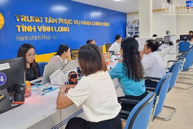 Người dân và doanh nghiệp đến làm thủ tục hành chính ở Trung tâm phục vụ hành chính công tỉnh Vĩnh Long. (Ảnh: Báo Nhân Dân)