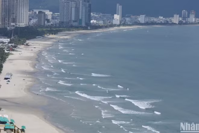 Bãi biển Mỹ Khê (Đà Nẵng) - một địa điểm du lịch nghỉ ngơi, tắm biển hấp dẫn, với chiều dài khoảng 900m, bãi cát dài và sạch. (Ảnh: ANH ĐÀO)