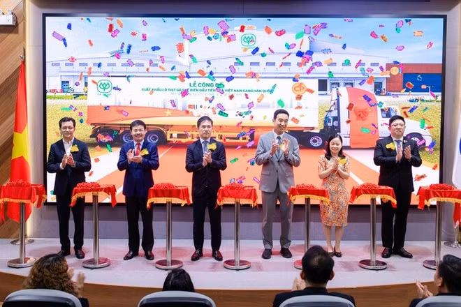 Các đại biểu tại Lễ công bố xuất khẩu lô thịt gà chế biến đầu tiên của Việt Nam sang Hàn Quốc. (Ảnh: C.P. Việt Nam)