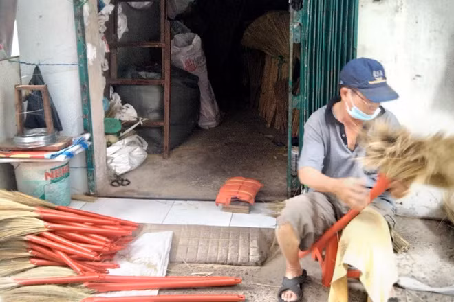Hiện nay, xóm chổi đót chỉ còn lác đác vài hộ theo nghề.