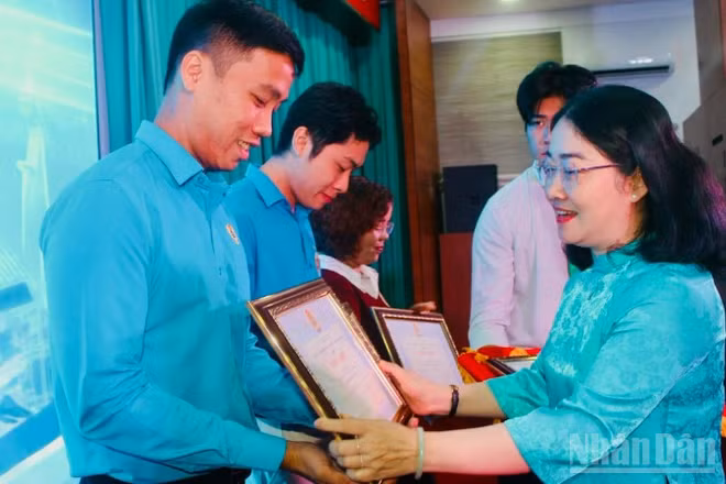 Bà Nguyễn Kim Loan, Thành ủy viên, Phó Chủ tịch Liên đoàn Lao động thành phố trao Bằng khen cho tập thể, cá nhân đạt giải.