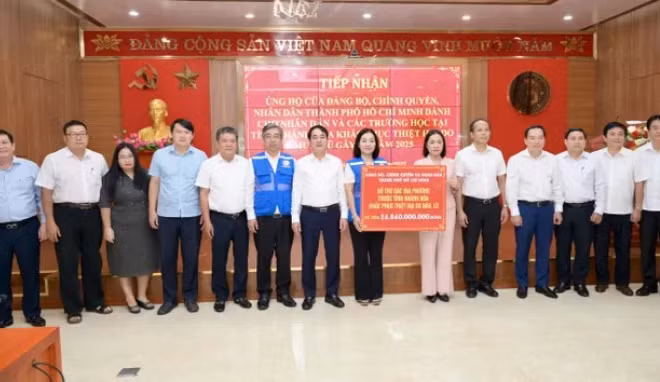 Đoàn công tác của Thành phố Hồ Chí Minh đã trao hơn 26,8 tỷ đồng hỗ trợ các địa phương thuộc tỉnh Khánh Hòa khắc phục thiệt hại do bão lũ. Ảnh: VĂN MINH 