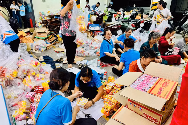 Điểm tiếp nhận tập trung tại cơ quan Ủy ban Mặt trận Tổ quốc Việt Nam Thành phố Hồ Chí Minh mọi người đang tích cực phân loại và đóng gói hàng hóa để vận chuyển tới tay bà con sớm nhất.
