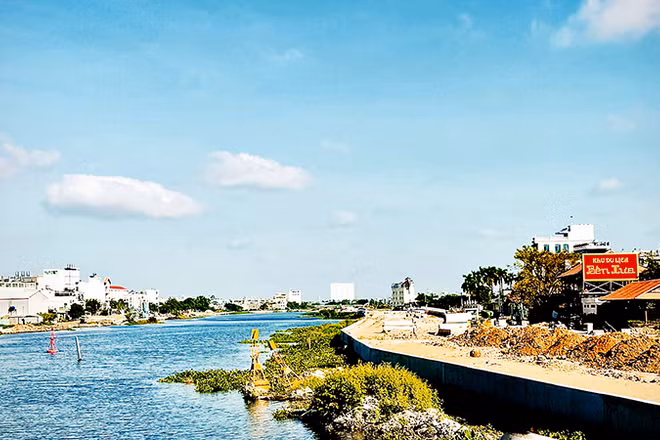Con đường ven sông trong dự án cải tạo kênh Tham Lương-Bến Cát-Rạch Nước Lên đi qua phường An Phú Đông đang dần được hoàn thiện. 