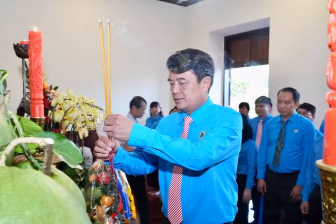 Cán bộ Công đoàn, công nhân viên chức, người lao động Thành phố Hồ Chí Minh dâng hương tưởng nhớ Chủ tịch Hồ Chí Minh. 